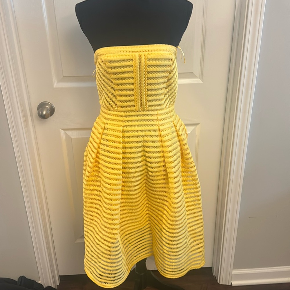 New York & Company Yellow Strapless Sundress w/ pockets Fit and Flare Size 2